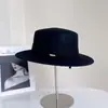 Chapéu de Lã Plano com Fita Moda Retrô Britânica para Mulheres no Inverno, Chapéu de Feltro Elegante e Versátil para Proteger do Frio e Chapéu Quente