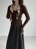 Camiseta base de punto para mujer Jiangzuo, corte ajustado, cuello en V, con textura de canalé fino, top de manga larga simple y versátil 2057