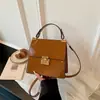 Bolso Bandolera Sencillo y Elegante 2026 Verano Nuevo de Moda Bolso de Mano para la Oficina y el Trayecto Bolso Cuadrado Pequeño Estilo Coreano Color Sólido Bolso de Hombro