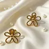 Aretes florales de acero inoxidable prensados en aceite, aretes de flor de cinco pétalos delicados estilo coreano, aretes de botón de flor metálica de diseño nicho para estudiantes