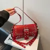 Bolso de Hombro Único Estilo Chica Picante Dulce y Fresca para Motociclista para Mujer, Nuevo Modelo Primavera 2026, Bolso de Mano y Bolso Cruzado Personalizado de Moda con Tachuelas