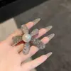 Grampo de Cabelo Flor Pérola com Cristal e Diamante Triturado de Luxo Leve para Mulheres, Presilha Lateral Elegante para o Dia a Dia, Acessório de Cabelo com Presilha de Franja de Alta Qualidade
