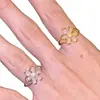 Anel Moderno Estilo Japonês com Corte a Laser Vazado e Microcravação de Margarida para Mulheres, Design de Nicho, Anel Ajustável para Dedo Indicador, Atacado