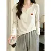 Elegante camiseta de manga larga con botones para mujer, moderna y versátil, blanca, ligeramente holgada, estilo casual, perfecta como capa base para otoño