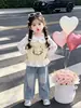 Conjunto de tres piezas de chaleco de punto de conejo para niñas coreanas 2026 otoño nuevo atuendo escolar ropa infantil elegante moderna