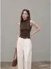 Nueva colección de principios de otoño de 2026: un top de estilo dulce y picante, cuello semi-alto, sin mangas, cruzado, plisado, entallado en la cintura, corte ajustado y de longitud corta para mujer