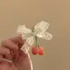 Pinza para el pelo de lazo con un toque de alta gama, Exquisita pinza de pico de pato, Colgante de cereza de resina con encaje, Accesorio para el pelo versátil, simple y elegante para mujer