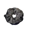 Scrunchie de moda estilo coreano de cuatro capas con estampado de cuadros blanco y negro, perfecto para crear una coleta baja chic, un accesorio para el cabello dulce y femenino