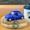 Llavero Creativo de Coche de Juguete Escarabajo de Doble Puerta Divertido Juguete de Descompresión para Estudiantes Colgante Regalo de Máquina de Garra Venta al por Mayor
