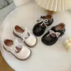 Sapatos de Princesa Pequenos de Couro com Renda de Pérola e Borboleta para Meninas 2026 Outono Novo Sapatilhas Antiderrapantes de Solado Macio para Performance