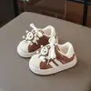 Zapatos Blancos Pequeños con Cabeza de Concha para Niñas Estilo Nuevo de Otoño Zapatos para Niños con Decoración de Dibujos Animados Forrados de Felpa Cálida Zapatos Versátiles de Algodón