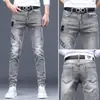 Jeans blancos estampados de alta gama italianos para hombre, pantalones casuales finos de corte slim para el verano 2026, marca de moda europea