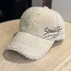 Gorra de Béisbol de Lana de Cordero Bordada con Letra Personalizada para Mujer, Ala Ancha que Hace que la Cara Parezca Más Pequeña, Otoño Invierno, Engrosada, Cálida, Versátil, Gorra de Pico de Pato