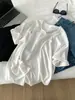 Camiseta de bolsillo de cuello en V deshilachada estilo "old money" relajada para mujer, verano 2026, algodón copo de nieve, caída fluida, talla grande, top de manga corta que estiliza