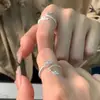 Anel Torcido Cauda de Dragão para Mulheres em Cor Dourada com Detalhe de Cauda de Dragão Dinâmica Ultra Brilhante e Design de Escamas de Dragão