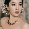 Pendientes y Collar de Gota de Agua con Incrustaciones de Diamantes de Resina Roja Estilo Palacio, Cadena para Clavícula de Lujo Ligero de Nicho de Alta Gama, Joyería de Cuello Retro para Mujer