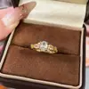 Novo Estilo Luxo Leve Anel de Ovo de Pombo com Corte de Flor de Gelo, Estilo Simples para o Dia a Dia, Diamante de Alto Carbono Brilhante, Pequeno Anel de Diamante Banhado a Ouro Vintage para Mulheres