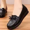 Transmisión en vivo de una generación de zapatos planos de cuero suave, suela suave, para madres, resistentes al desgaste, impermeables, con lazo, zapatos de trabajo, compra grupal de microempresa