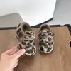 Sapatos peludos estilosos para meninas, nova coleção outono/inverno 2026, sapatos infantis com estampa de leopardo, forrados com fleece, sola macia, quentes, confortáveis, sapatos de algodão estilo princesa