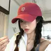 Gorra de Béisbol Retro Americana para Mujer Modelo Nuevo 2026 Gorra Roja con Visera Ampliada y Ensanchada Que Hace que la Cara Parezca Más Pequeña, Gorra de Pico Profundo