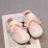 Zapatos deportivos casuales para niñas, nuevo modelo primavera 2026, bloques de color de lunares, suela suave, antideslizantes, velcro, versátiles, transpirables, cómodos
