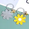 Llavero de margarita y abeja colorido transfronterizo, colgante de crisantemo de aleación con goteo de aceite, accesorio de amuleto para mochila, al por mayor en stock