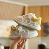 Nuevos zapatos deportivos infantiles de principios de otoño 2026, zapatillas transpirables de suela blanda para niños, zapatillas blancas casuales de moda para niñas estudiantes