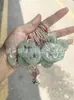 Pingente de Jade Aventurina em Cor Água Clara com Novo Estilo Chinês, Apresentando uma Pequena Flor de Seis Pétalas e um Design de Gato da Sorte