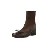 Botas finas de bico fino estilo balé francês com sola silenciosa, coleção outono/inverno 2026, apresentando uma combinação de couro bovino e camurça, com um laço e design de bota curta elástica para mulheres