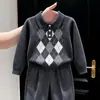 Estilo Coreano Meninos 2026 Outono/Inverno Novo Suéter de Tricô Cinza com Padrão Argyle e Gola Polo Manga Longa Roupa Infantil Calça Casual