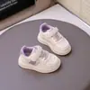 Tênis casuais brancos infantis 2025 verão novo estilo coreano tênis de skate para meninas tênis esportivos casuais para meninos tênis para bebês