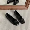 Zapatos planos de punta redonda que aumentan la altura para mujer, nueva colección de otoño 2026, zapatos rojos de boda para combinar con vestidos, bailarinas para ocasiones formales