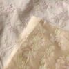 Textura jacquard tridimensional tingida com fios de fábrica pequeno tecido jacquard rosa creme floral tecido feminino roupas infantis atacado