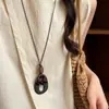 Collar colgante geométrico de madera estilo artístico vintage, cadena para suéter de lujo ligero de alta gama, accesorio estilo bohemio de vacaciones