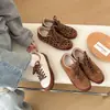 Novos sapatos femininos de outono, tênis casuais retrô alemães, sapatos femininos versáteis de sola grossa, 2026 marrom, com característica interna de aumento de altura, tecido com estampa de leopardo