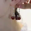Brincos de Pérola Vermelha de Alta Qualidade para Mulheres 2025 Novo Estilo Coreano Elegantes Brincos Longos com Franjas Brincos de Fio para Orelha de Celebridade da Internet