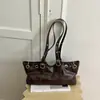 Bolso de hombro versátil de moda estilo europeo y americano transfronterizo para mujer, principios de otoño 2026, bolso de hombro personalizado retro de gran capacidad con tachuelas