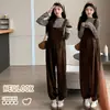 Ropa de maternidad otoño e invierno nuevo mono de pana color marrón oscuro cierre lateral de botones en el pie ajustado para usar como prenda exterior