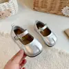 Zapatos planos de punta baja para niñas, nueva colección primavera/otoño 2026, zapatos de piel sintética con punta cerrada para bebés, suela blanda, con cierre de velcro, estilo princesa, modernos