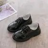 Nuevos zapatos de cuero negros para niños estilo primavera, otoño e invierno con cierre de velcro, forro de felpa, slip-on, transpirables, estilo británico para niños pequeños y de mediana edad