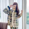 Pijama a cuadros de lana de cordero para casa para mujer, nuevo estilo Invierno 2026, pijama grueso de forro polar para niñas, ropa de estar de invierno que se puede usar en exteriores