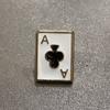 Broche de póker moderno y divertido de estilo coreano, con ramillete pequeño de espadas, broche cuadrado de ciruela roja y negra, con flor de cuello