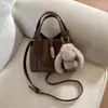 Bolso cruzado de un solo hombro casual y a la moda con textura simple, bolso de nuevo estilo para la primavera de 2026, bolso tipo cubo de nicho para mujer