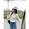 Imagem oficial: Camisa branca de manga longa com acabamento em renda estilo coreano para mulheres, uma blusa elegante e de corte solto perfeita para o verão