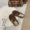 Sapatos Mary Jane de pelúcia estilo francês 2026, sapatos peludos de sola macia para outono/inverno, novos sapatos slip-on femininos para uso externo