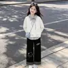Conjunto de dos piezas para niñas estilo universitario 2026, versátil, con bloques de color a rayas, estampado de gatitos y pantalones casuales