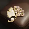 Broche de Hoja de Ginkgo de Nácar Natural de Lujo Ligero, Elegante Pin de Hoja de Zirconia Rosa y Morada de Nicho, Accesorio Anti-Exposición para Mujeres