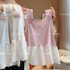 Vestido de Verão com Suspensório para Bebê Menina, Cor Sólida, Formato I, com Acabamento em Renda, Moderno e Estiloso