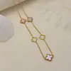 Collar de trébol de cuatro hojas bañado en oro de acero de titanio para mujer, cadena de clavícula de nicho de lujo ligero, calcedonia púrpura, nácar blanco, ágata, resistente al color