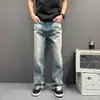 Calça Jeans Lavada Azul Texturizada Retrô com Caimento Evasê Perna Reta Ajuste Solto Limpo Versátil para o Dia a Dia
